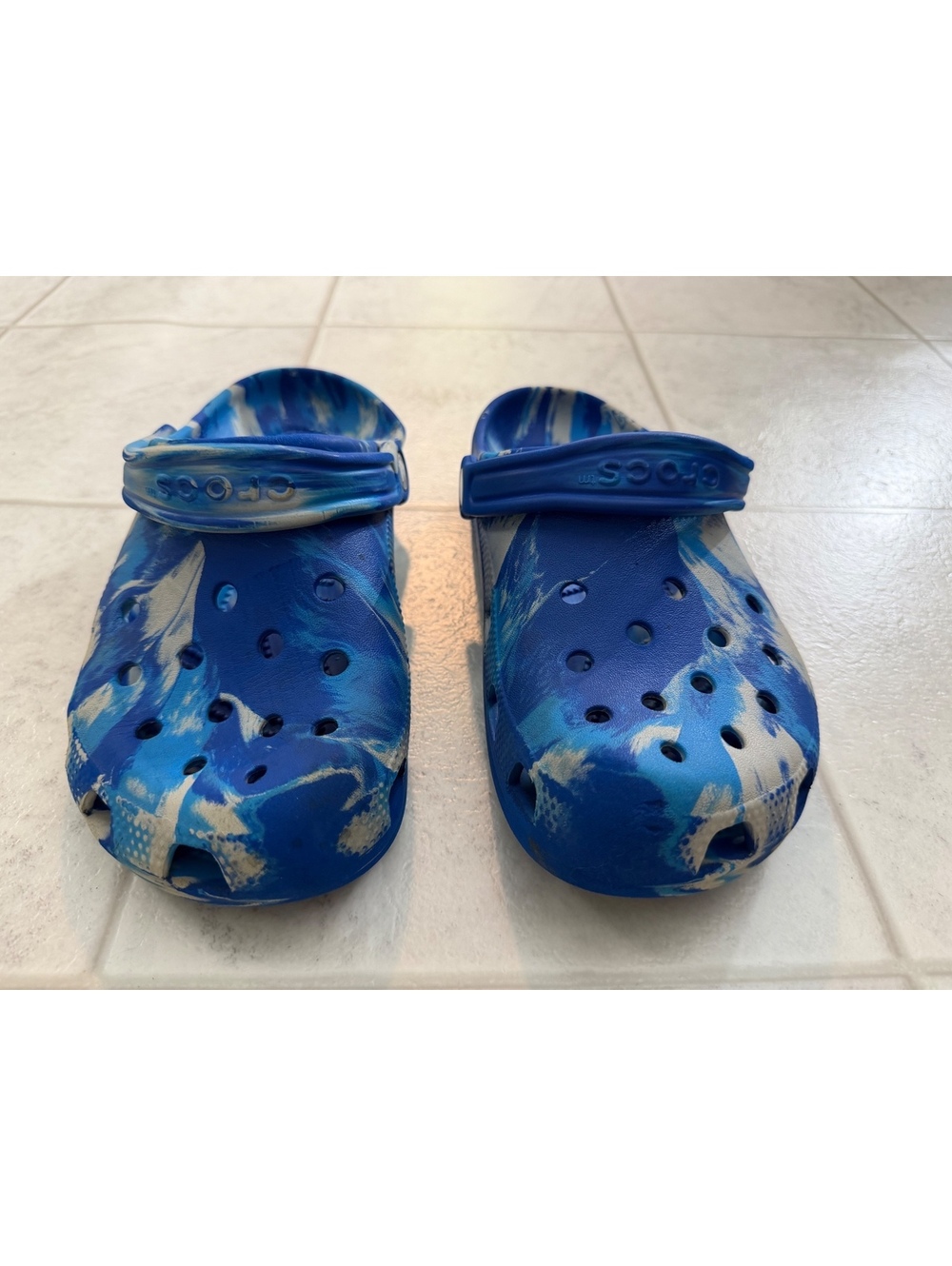 Crocs blue marbled clogs